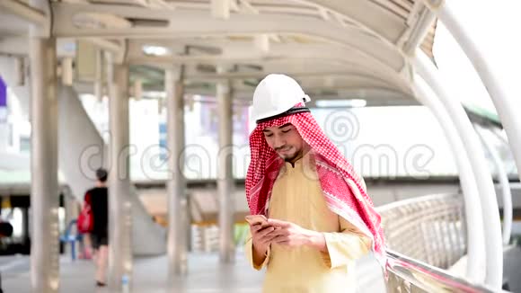 阿拉伯工程师一起查阅建筑工程蓝图指出在建工程现场存在的严重问题视频的预览图