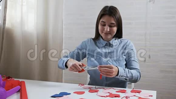年轻漂亮的女孩在情人节的公寓里准备装饰品视频的预览图
