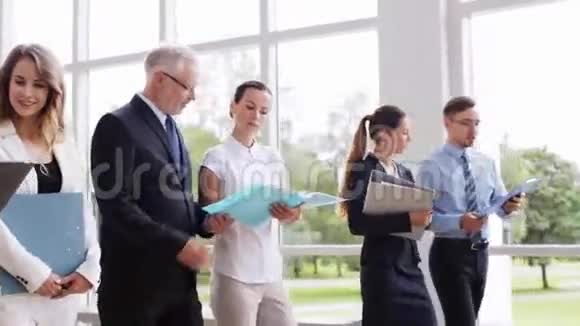 商务人士沿着办公楼步行视频的预览图