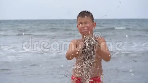 海滩暑假幼儿情绪这孩子在风中发育成了一个小视频的预览图