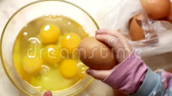 妈妈和女儿正在厨房里煮炒鸡蛋视频的预览图