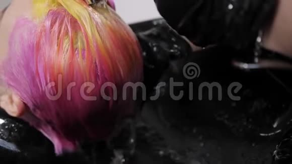 在理发师里洗头的过程美容院的女孩视频的预览图