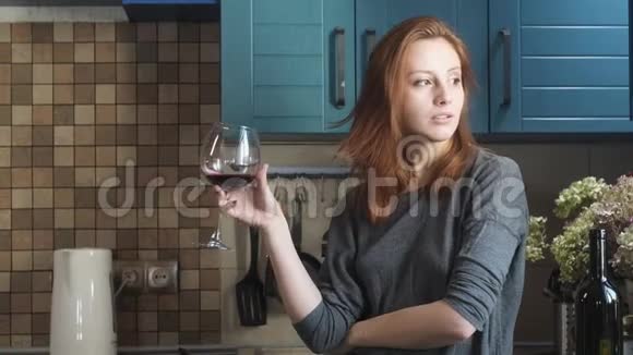 在一间公寓的厨房里一个人在轻松的心情下独自一个美丽的年轻女孩视频的预览图