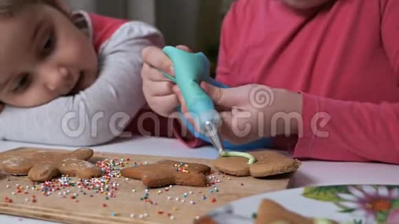 幼儿用奶油装饰圣诞姜饼饼干家里的圣诞饼干视频的预览图