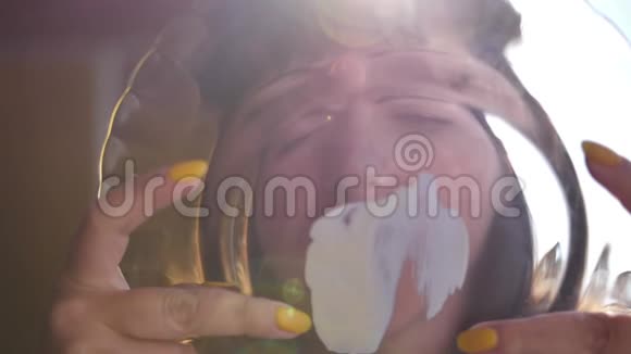女人用盘子舔蛋黄酱的特写镜头视频的预览图