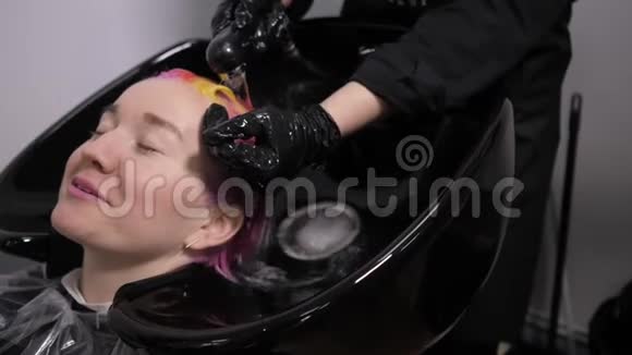 在理发师里洗头的过程美容院的女孩视频的预览图