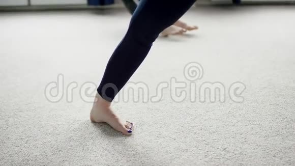 瑜伽女性休息放松使用吊床享受健身生活方式在健身工作室4K镜头视频的预览图
