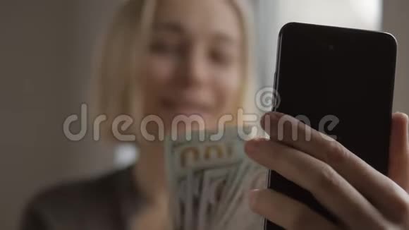 一位女性博主通过在智能手机上在线制作视频来谈论商业和金融在女人身上她的手是一只手视频的预览图