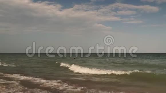 夏日的海景蓝天白云碧波荡漾视频的预览图