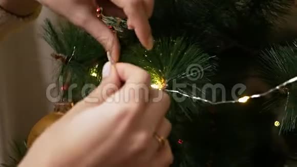 女人的手在装饰圣诞树新年圣诞女人装饰圣诞树视频的预览图