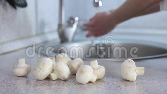小女孩拿着蘑菇去洗视频的预览图