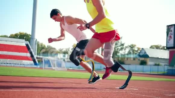 两名有仿生腿的男子在体育场慢跑视频的预览图