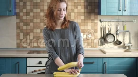 女孩正在吃一根新鲜成熟的黄色香蕉视频的预览图