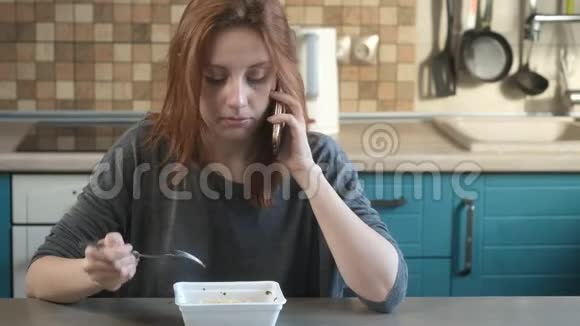 早餐时通过电话沟通早上在厨房吃早餐视频的预览图