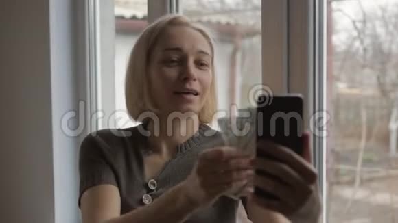 一位女性博主通过在智能手机上在线制作视频来谈论商业和金融在女人身上她的手是一只手视频的预览图