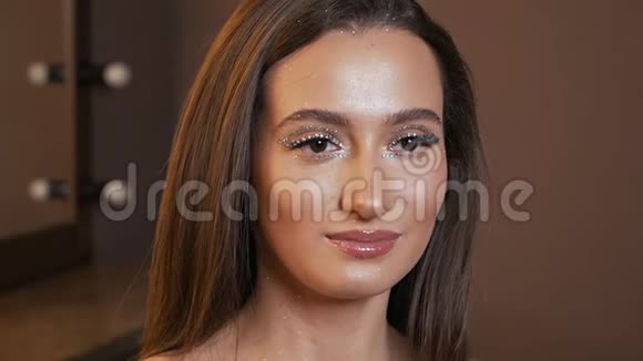 美丽时尚模特创意妆容和眼部设计美丽的脸美丽的眼睛在莱茵石覆盖视频的预览图