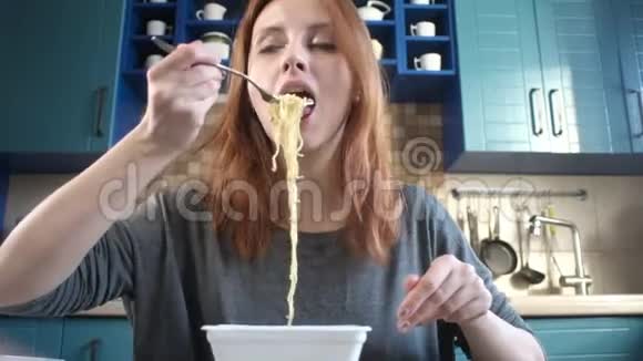 学生用叉子吃亚洲食物美味的亚洲自制食物视频的预览图
