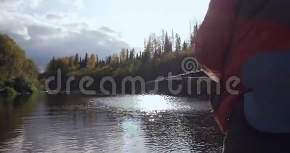 渔人的后景把一根钓竿扔进河里视频的预览图