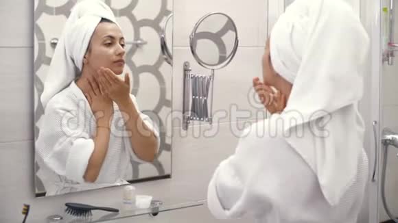 女人在脖子上涂奶油视频的预览图