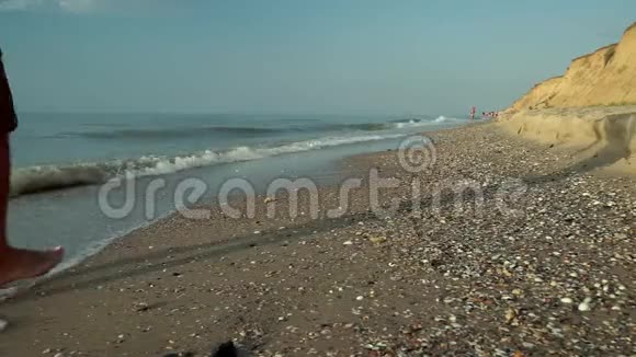 一个人在荒无人烟的海滩上平静地散步视频的预览图