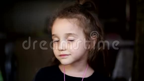 害羞女孩的肖像视频的预览图