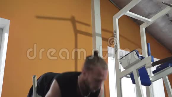 超重的人在健身房的长凳上做运动视频的预览图