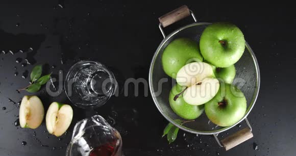 把新鲜的苹果汁倒入玻璃杯中视频的预览图