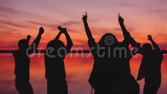 快乐的人们在河岸上跳舞在美丽的阳光下移动手臂视频的预览图