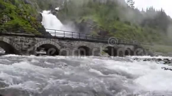 挪威的狼吞虎咽瀑布视频的预览图