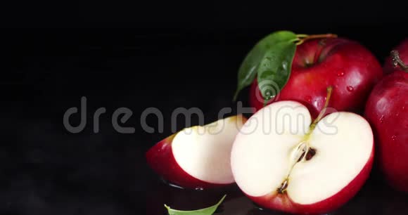 带凉蒸汽的红苹果冰箱里的苹果视频的预览图