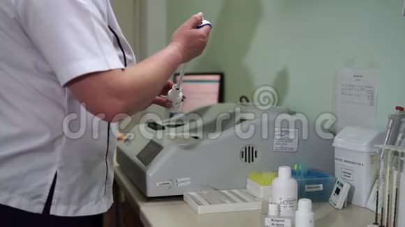 一名女性实验室助理正在准备血液测试视频的预览图