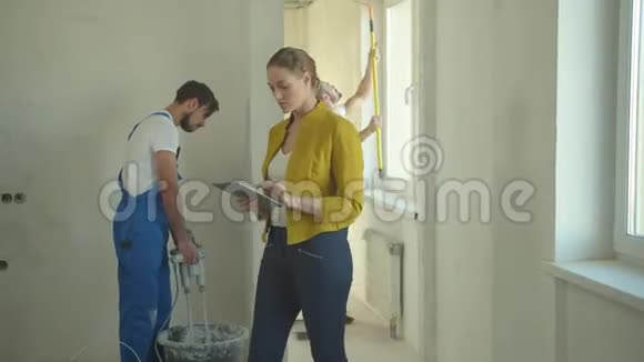 女人带着药片走路修理工在公寓里工作视频的预览图