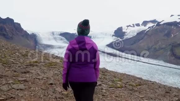 女人站在山脊上视频的预览图