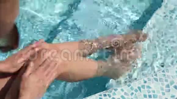 在豪华酒店水疗中心的游泳池里您可以看到无法辨认的女性的双腿视频的预览图