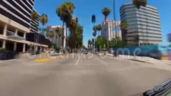 在长滩市中心的海洋大道上行驶的车辆视频的预览图