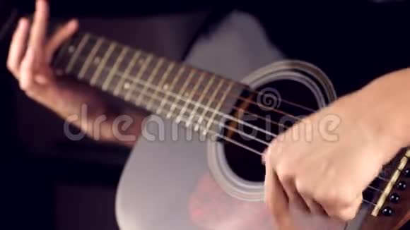 弹六弦吉他视频的预览图