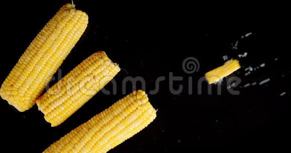 圆片玉米卷在水面上视频的预览图