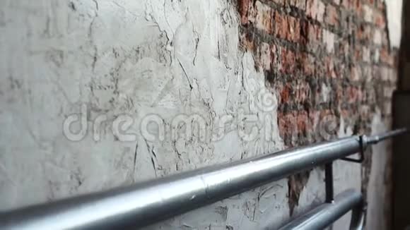 砖墙上的暖气管道视频的预览图