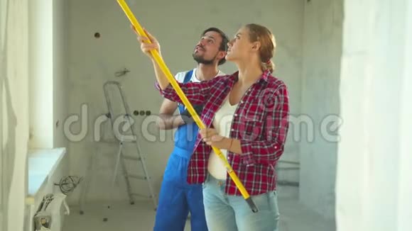 修理工帮女人画墙动作慢视频的预览图