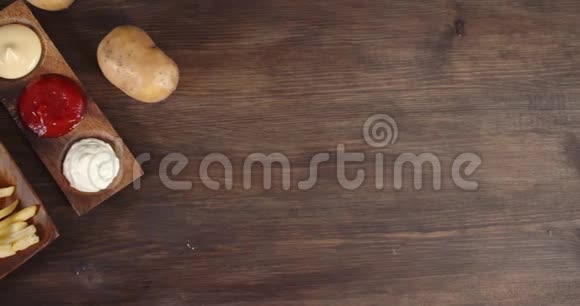 盘子里的薯条配不同的酱汁视频的预览图