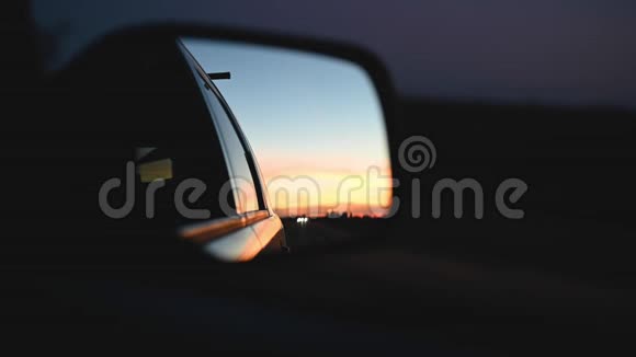 汽车镜子中的日落反射视频的预览图