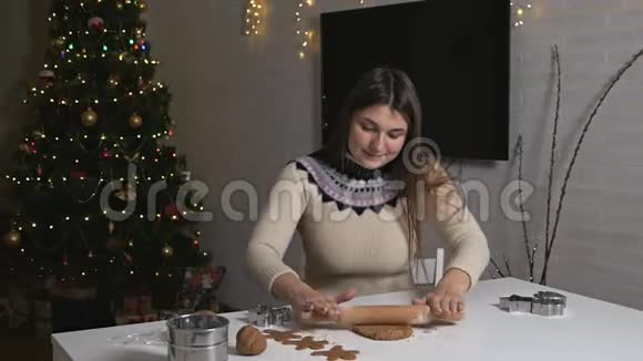 做美味的姜饼男人一个年轻的女孩用擀面杖滚面团做姜饼双手配合测试视频的预览图