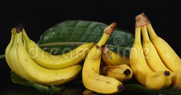 有叶子的香蕉慢慢旋转视频的预览图