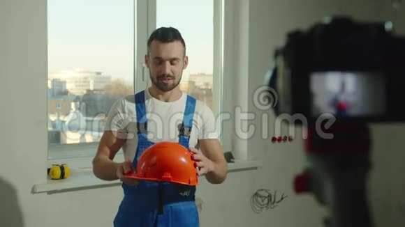 建筑工人戴着头盔站着对着镜头说话视频的预览图