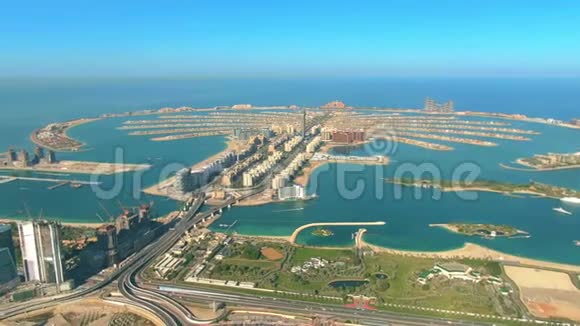 阿联酋朱美拉棕榈岛和迪拜码头的空中全景拍摄视频的预览图