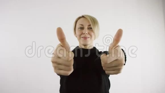 成年白种人金发短毛妇女在白色背景上双手竖起大拇指视频的预览图