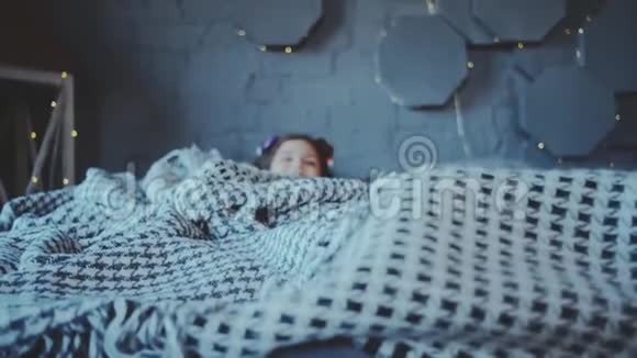 一个小女孩醒来头上的卷发器视频的预览图