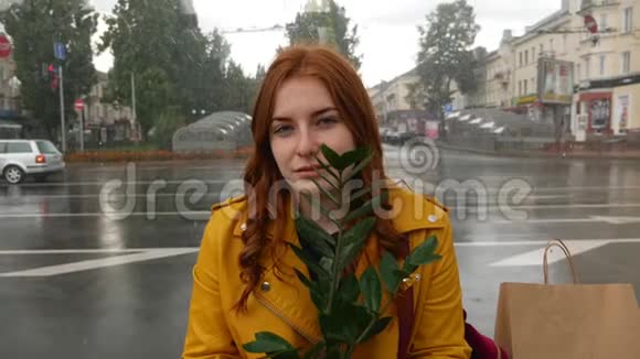 公园里的红发女孩带着一棵植物视频的预览图