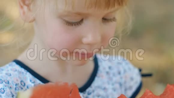 女孩吃西瓜对大自然视频的预览图