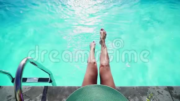 女人的腿蓝色的水中飞溅动作缓慢视频的预览图